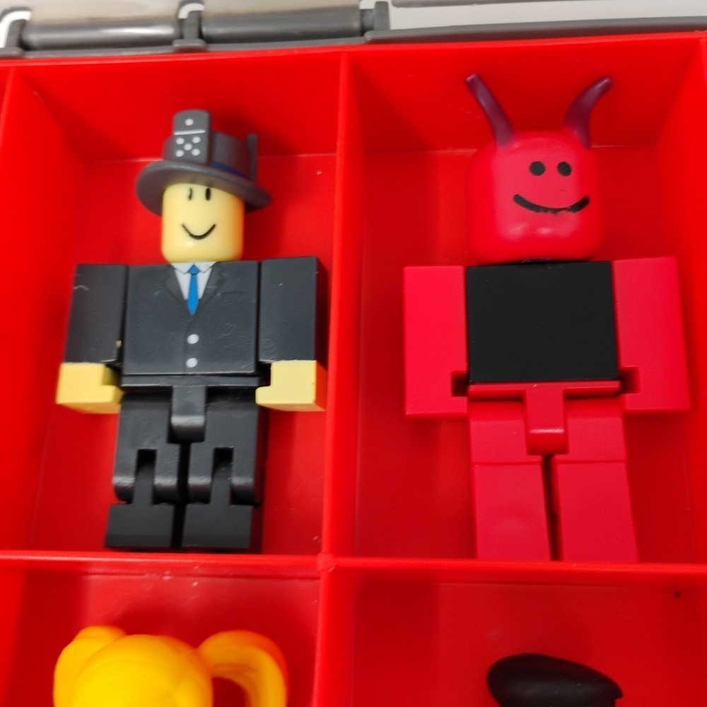 ROBLOX Storage Carry Case with 15 Figures & Accessories - No Codes Included - Picture 8 of 16